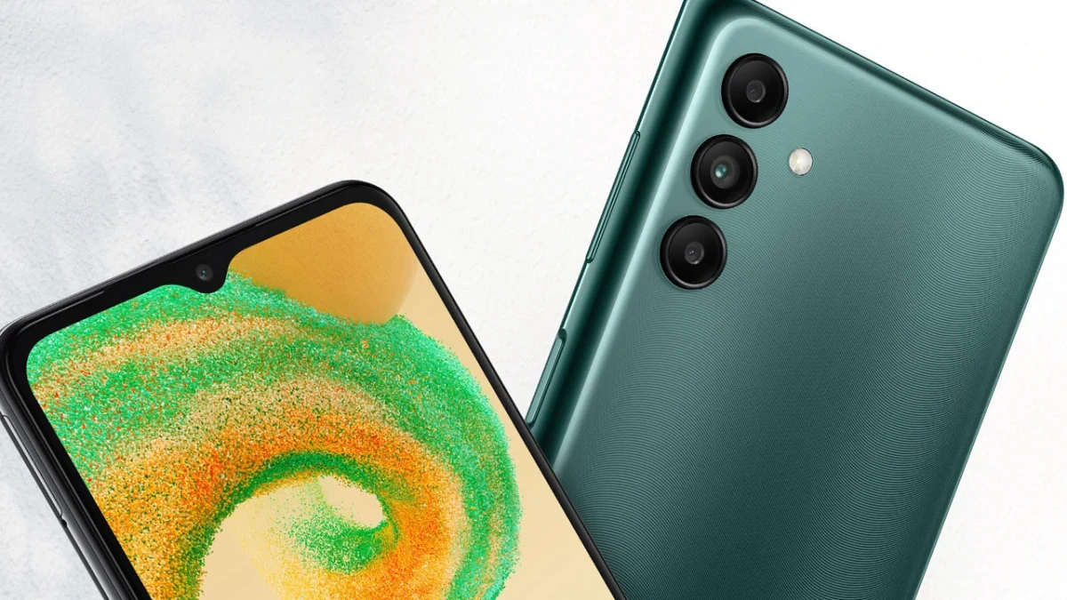 Galaxy A04s olduğu belirtilen telefonun ön ve arka yüzünü gösteren ürün görseli