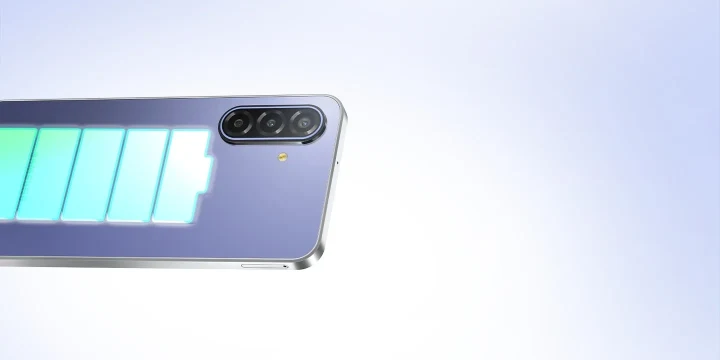 Mor renkli akıllı telefonun arka yüzü ve üçlü kamera modülü