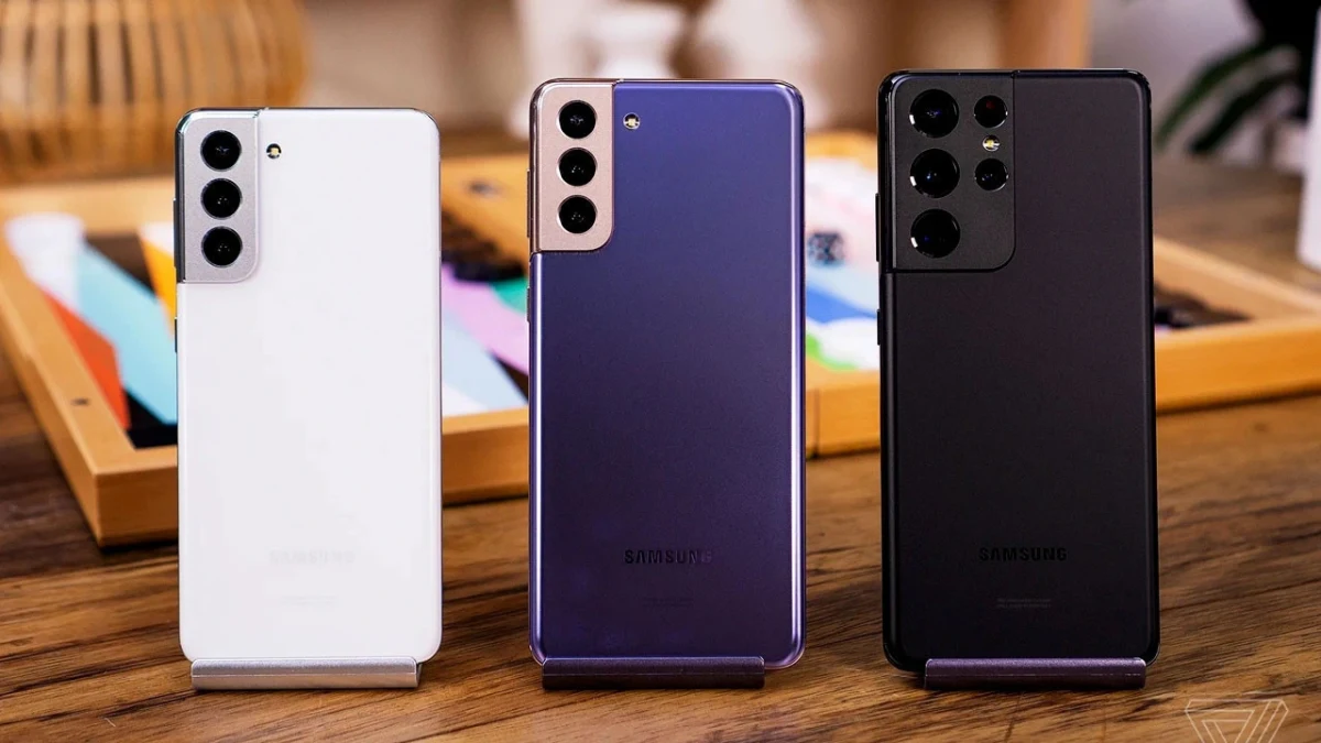 Yan yana sergilenen üç Samsung Galaxy akıllı telefon
