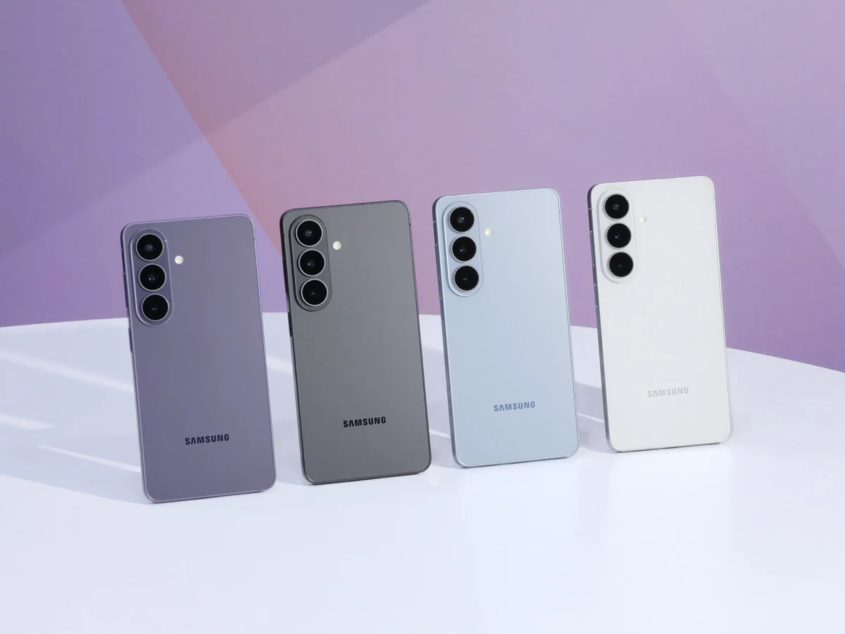 Mor, gri ve açık renklerde dört Samsung Galaxy S26 telefonu yan yana sergileniyor