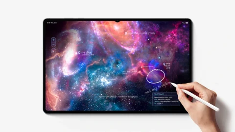 Ekranında renkli bir uzay görseli bulunan tablet ve ekrana dokunan bir kalem