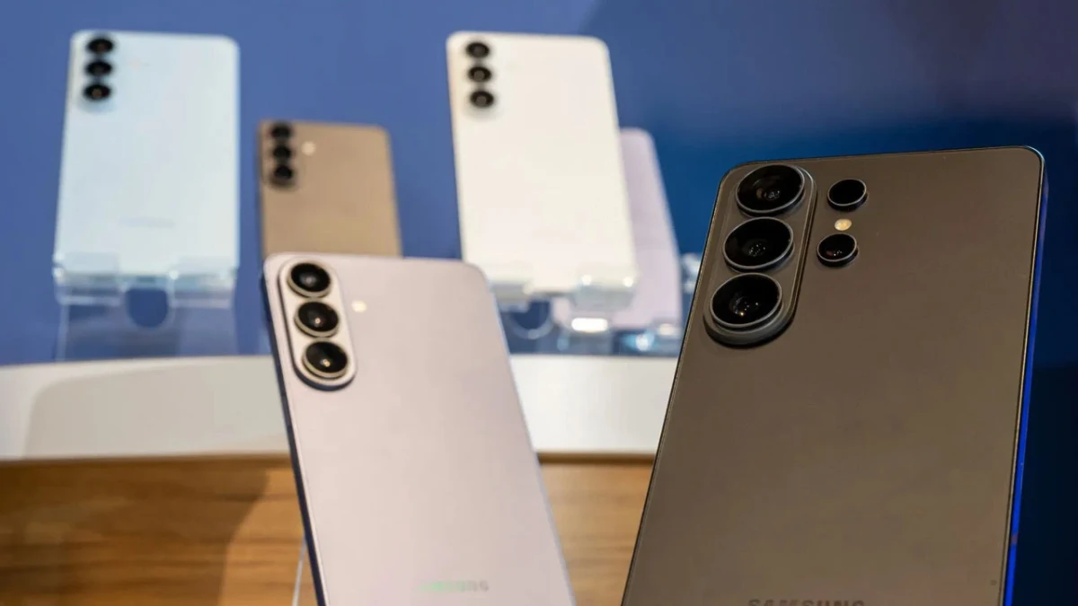 Farklı renk ve tasarımlardaki Samsung Galaxy telefonlar yan yana sergileniyor