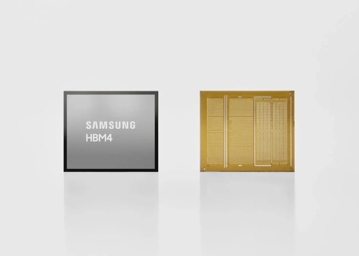 Samsung HBM4 yazılı bellek yongası ile altın renkli bir yarı iletken yongasının yan yana görünümü