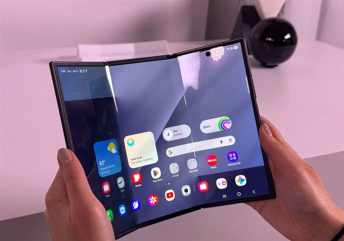 Açık halde tutulan katlanabilir Samsung telefonun geniş ekranı