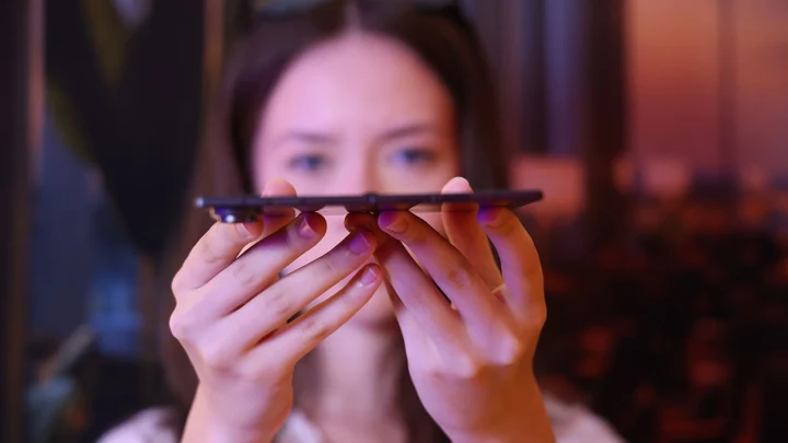 Katlanabilir akıllı telefon tutan bir kişi