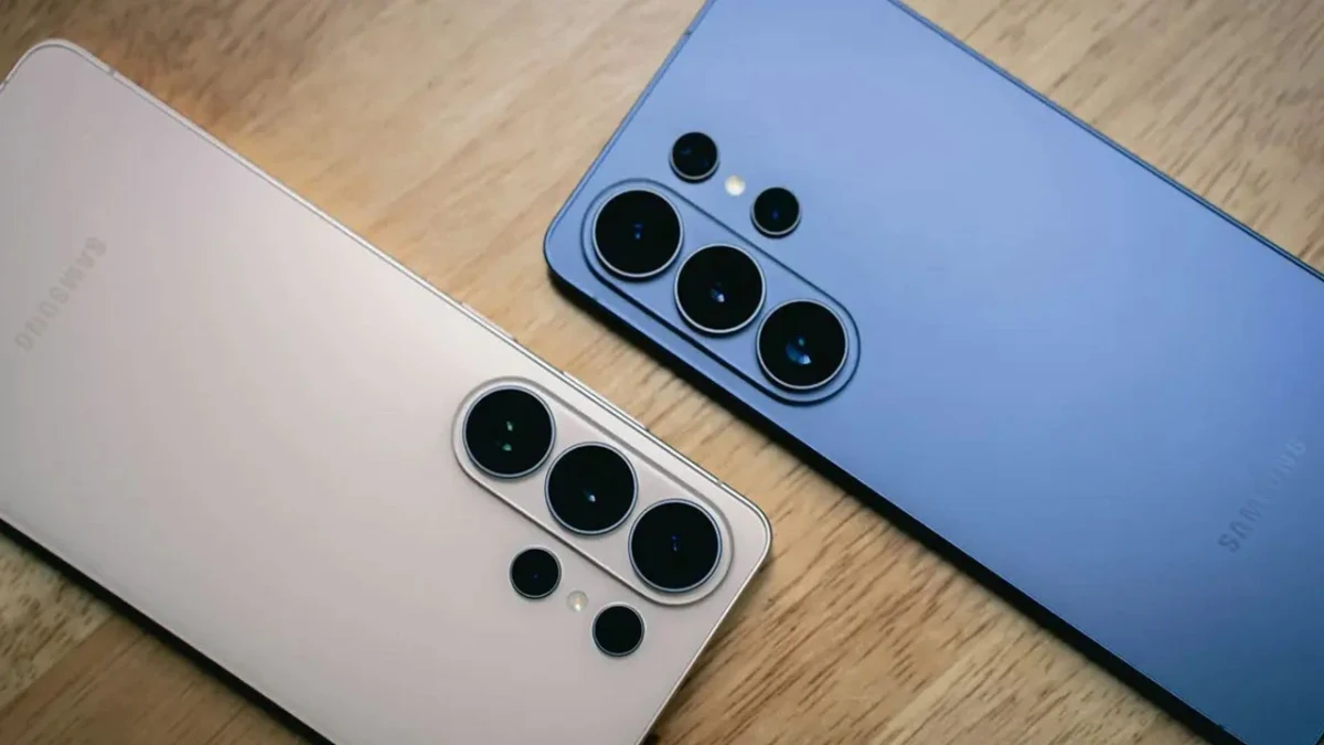 Ahşap yüzey üzerinde yan yana duran iki Samsung akıllı telefonun arka yüzü