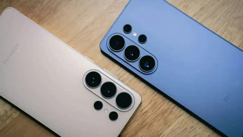 Ahşap yüzey üzerinde yan yana duran iki Samsung akıllı telefonun arka yüzü
