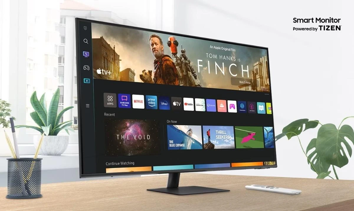 Samsung Smart Monitor M7'nin Tizen arayüzüyle gösterildiği masaüstü sahnesi