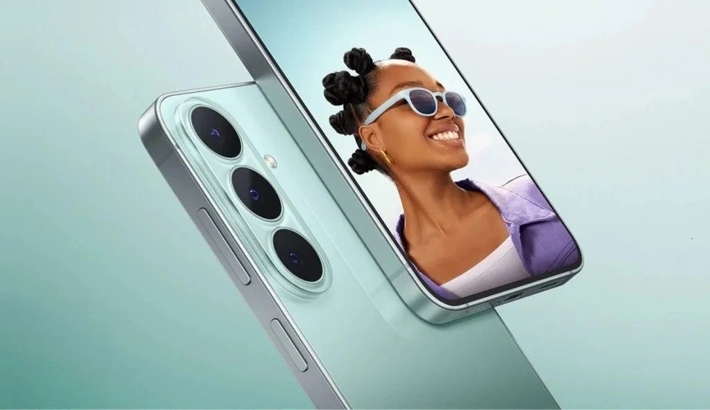 Açık renkli Samsung telefonun ekranı ve arka kamera modülü