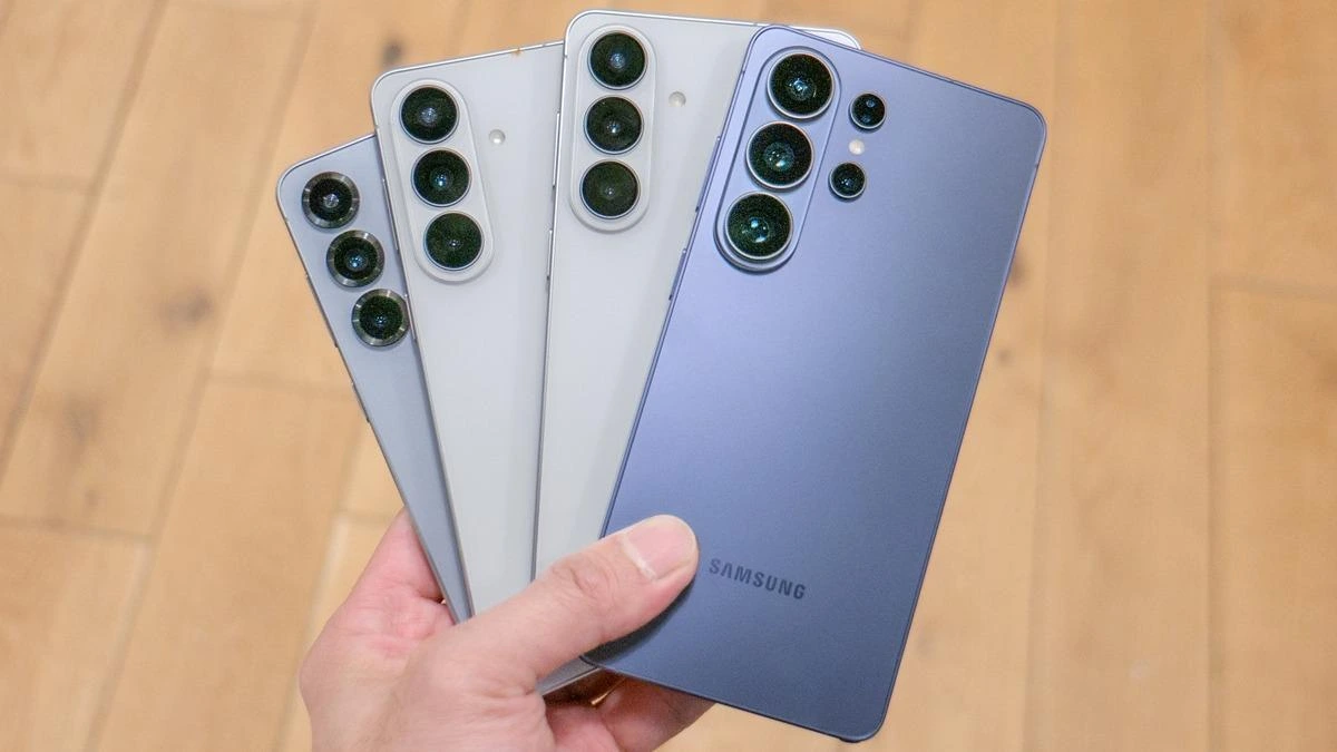 Bir kişinin elinde tuttuğu farklı renklerde Samsung akıllı telefonlar