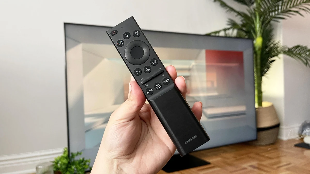 Samsung televizyonun önünde tutulan kumanda