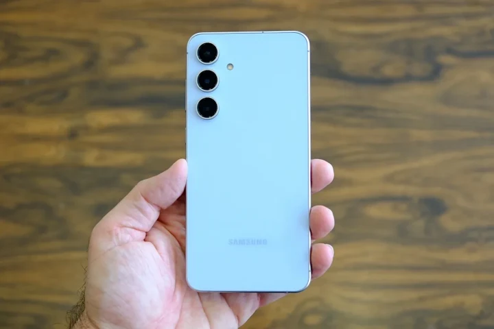 Bir kişinin elinde tuttuğu açık mavi Samsung Galaxy telefonun arka yüzü