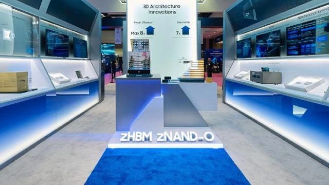 Samsung standında Z-NAND-O bellek konseptinin sergilendiği teknoloji fuarı alanı