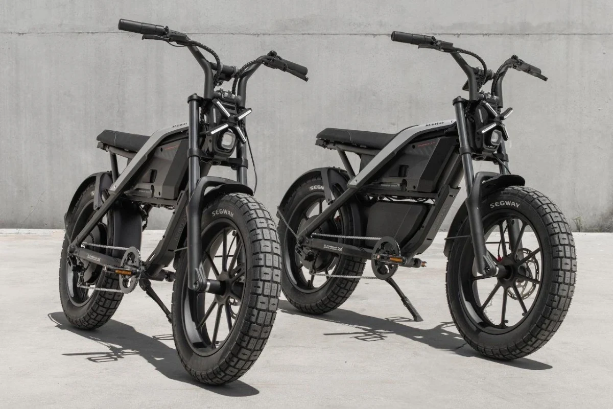 Beton duvar önünde yan yana duran iki Segway Xyber Air