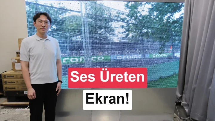 Bir araştırmacı, ses üretebilen büyük modüler LED ekranın yanında duruyor