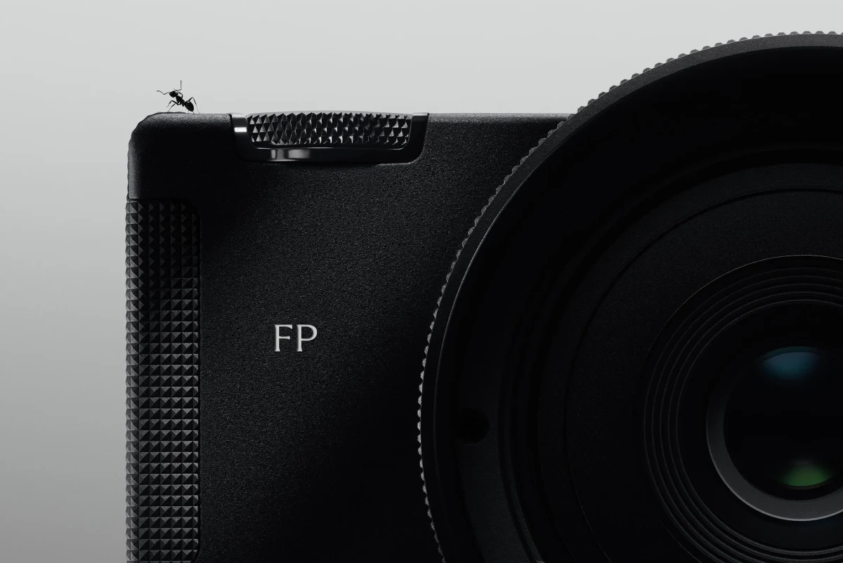 Sigma FP2 fotoğraf makinesinin gövdesine ve objektifinin ön bölümüne yakın plan görünüm