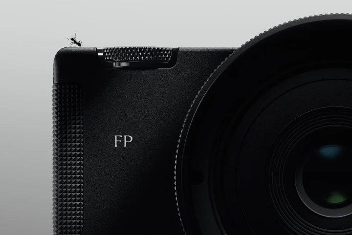 Sigma FP2 fotoğraf makinesinin gövdesine ve objektifinin ön bölümüne yakın plan görünüm