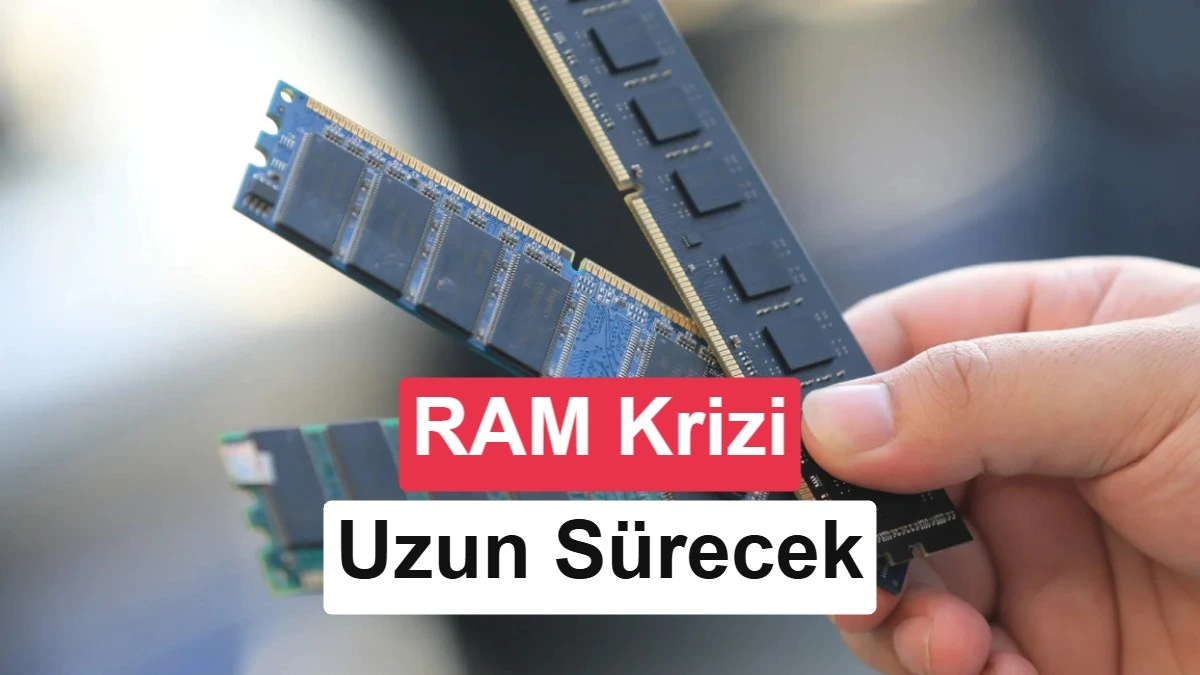 Bir elin tuttuğu iki RAM modülünün üzerinde RAM krizi ve uzun sürecek yazısı