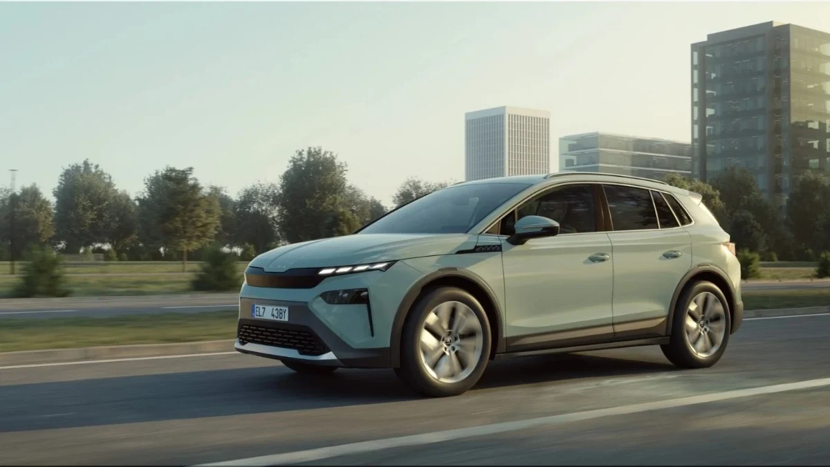 Açık renkli Skoda Elroq SUV yolda ilerlerken