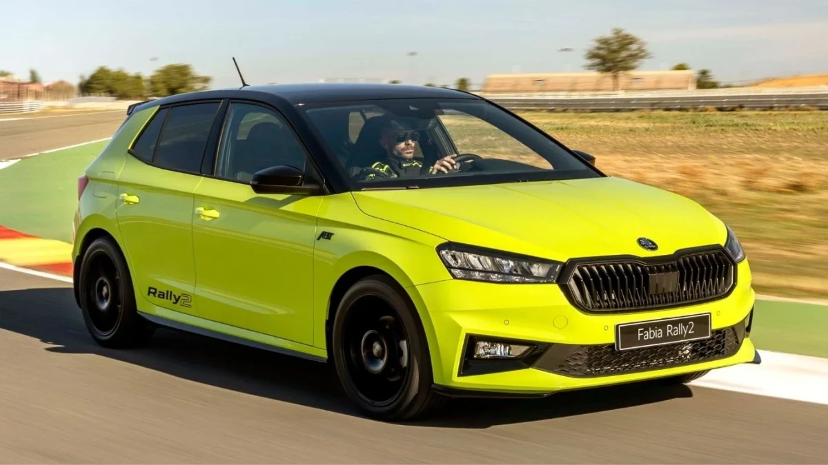 Sarı renkli Skoda Fabia Rally2 pistte ilerliyor