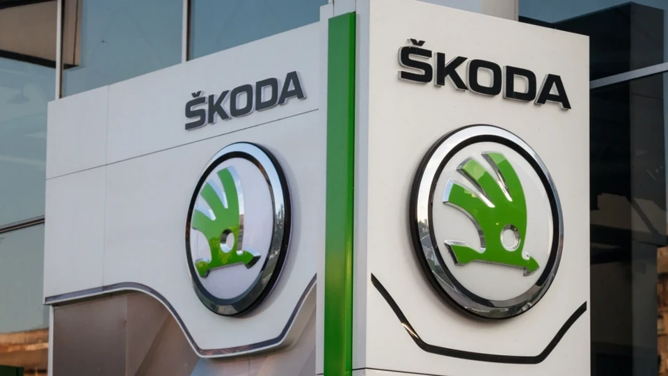 Skoda markasının logosu ve tabelası
