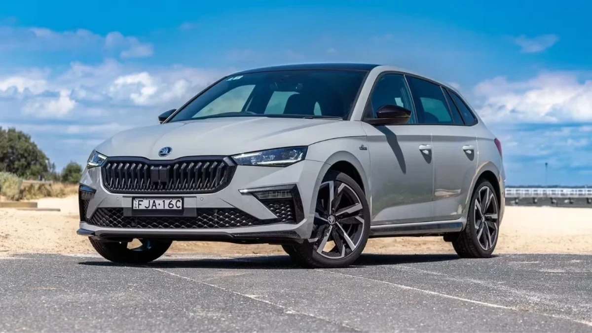 Gri Skoda otomobil açık havada önden ve yandan görülüyor