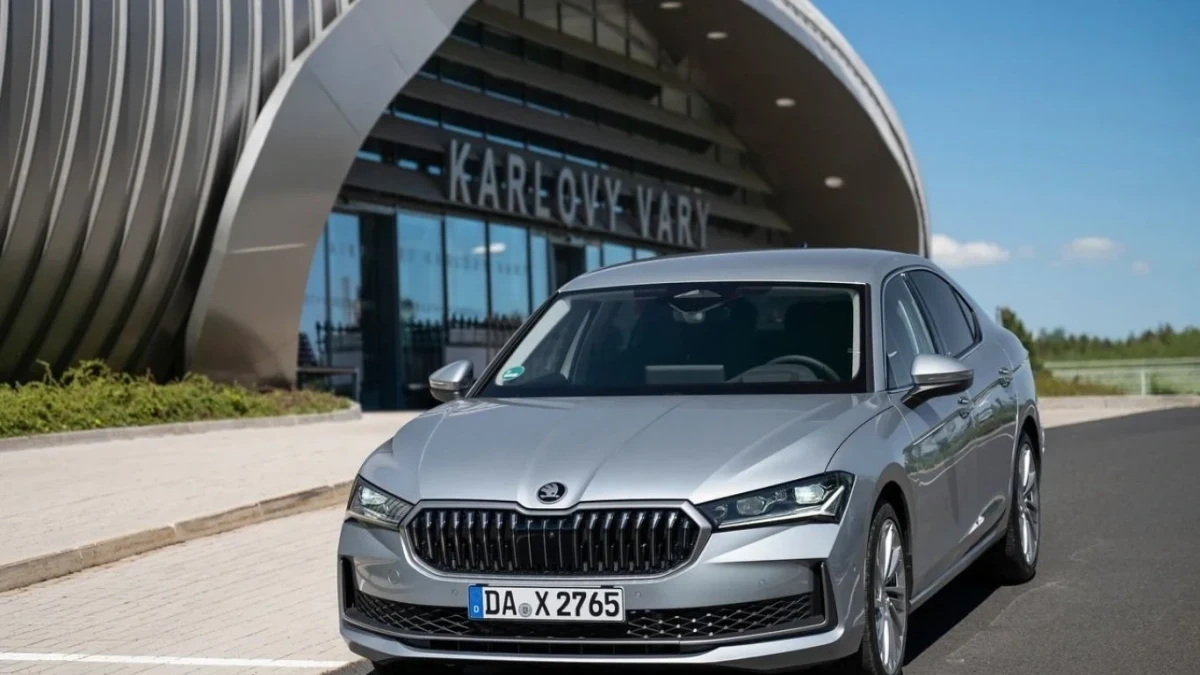 Gri Skoda Octavia binanın önünde park hâlinde