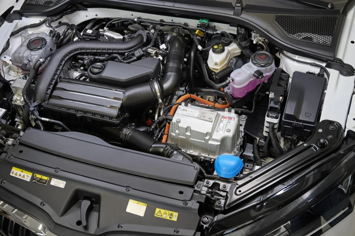 Skoda Octavia’nın kaputu altında görünen motor ve hibrit sistem bileşenleri