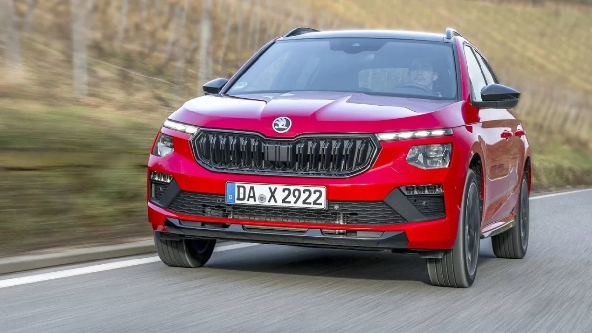 Kırmızı Skoda otomobil yolda ilerliyor