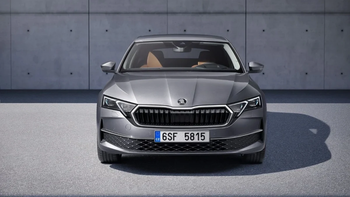Gri Skoda otomobilin önden görünümü
