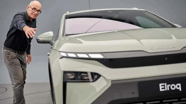 Karl Neuhold, Skoda Elroq otomobilinin yanında poz veriyor
