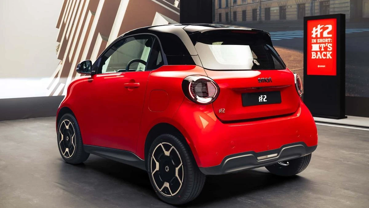 Kırmızı Smart #2’nin arka ve yan tasarımı