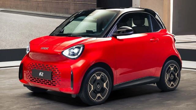 Kırmızı Smart #2 elektrikli şehir otomobili önden ve yandan görülüyor