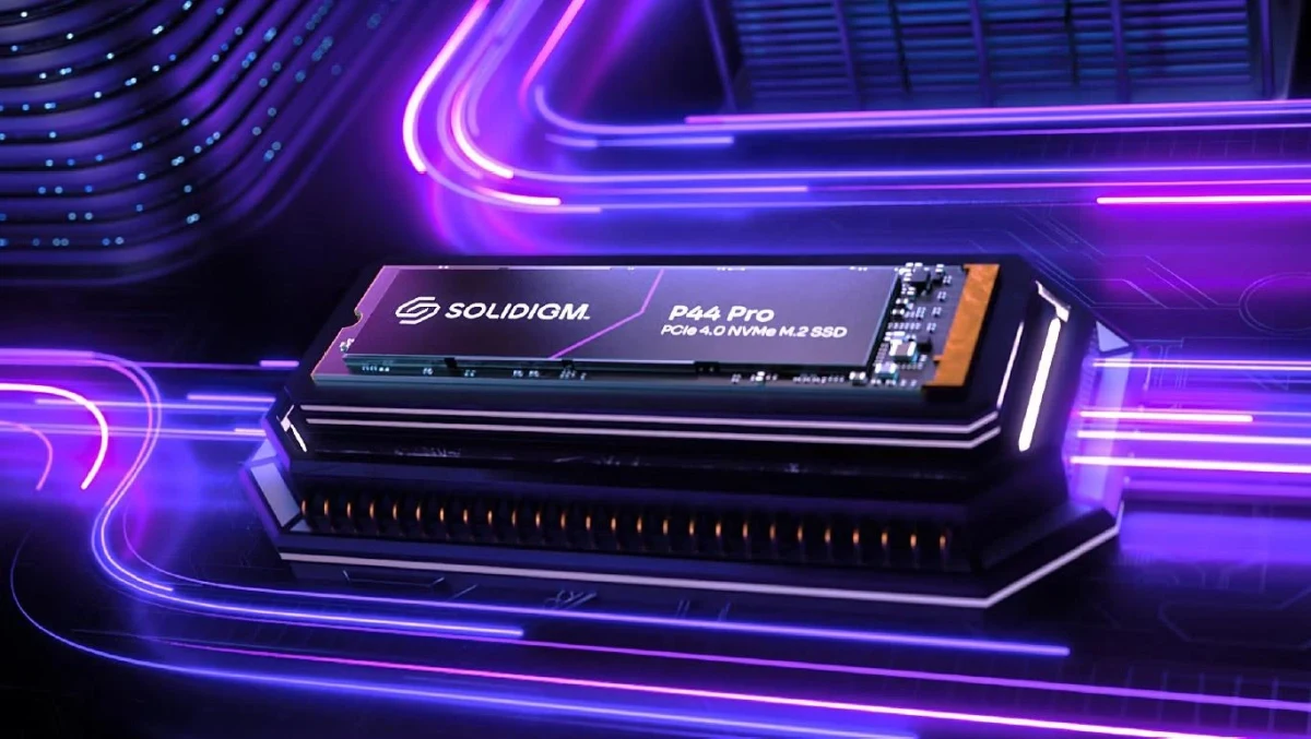 Mor ışıklarla tasarlanmış görselde Solidigm markalı bir SSD modülü