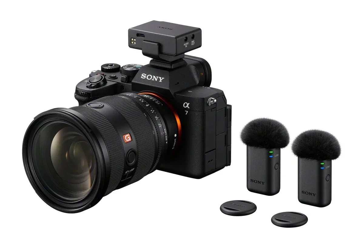 Sony Alpha fotoğraf makinesine takılı alıcı ve yanında duran iki Sony kablosuz mikrofon vericisi