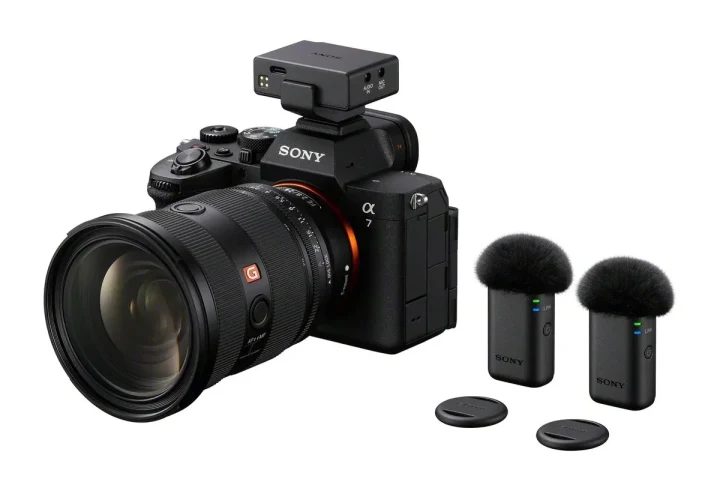 Sony Alpha fotoğraf makinesine takılı alıcı ve yanında duran iki Sony kablosuz mikrofon vericisi