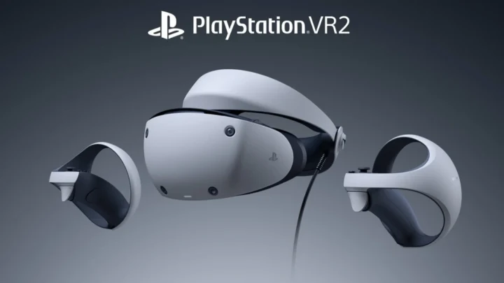 PlayStation VR2 başlığı ve iki kontrolcüsü