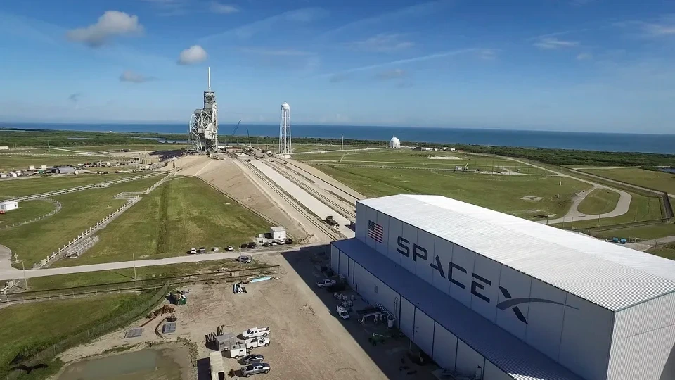 Kennedy Uzay Merkezi’ndeki SpaceX tesisleri ve fırlatma sahası