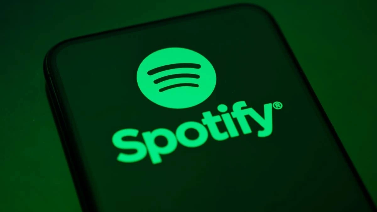 Telefon ekranında Spotify logosu