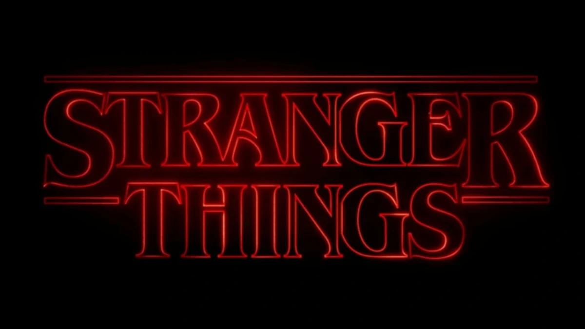 Siyah zemin üzerinde kırmızı ışıklı Stranger Things yazısı