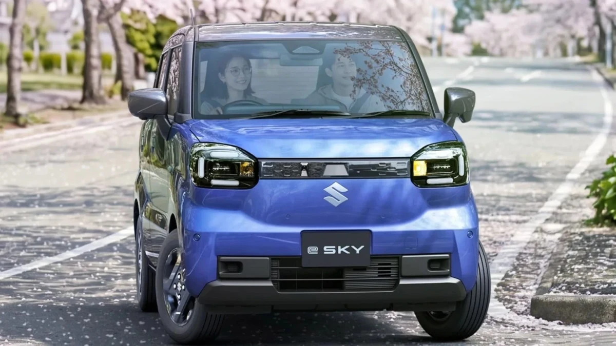 Mavi Suzuki e SKY elektrikli otomobilin yolda önden görünümü