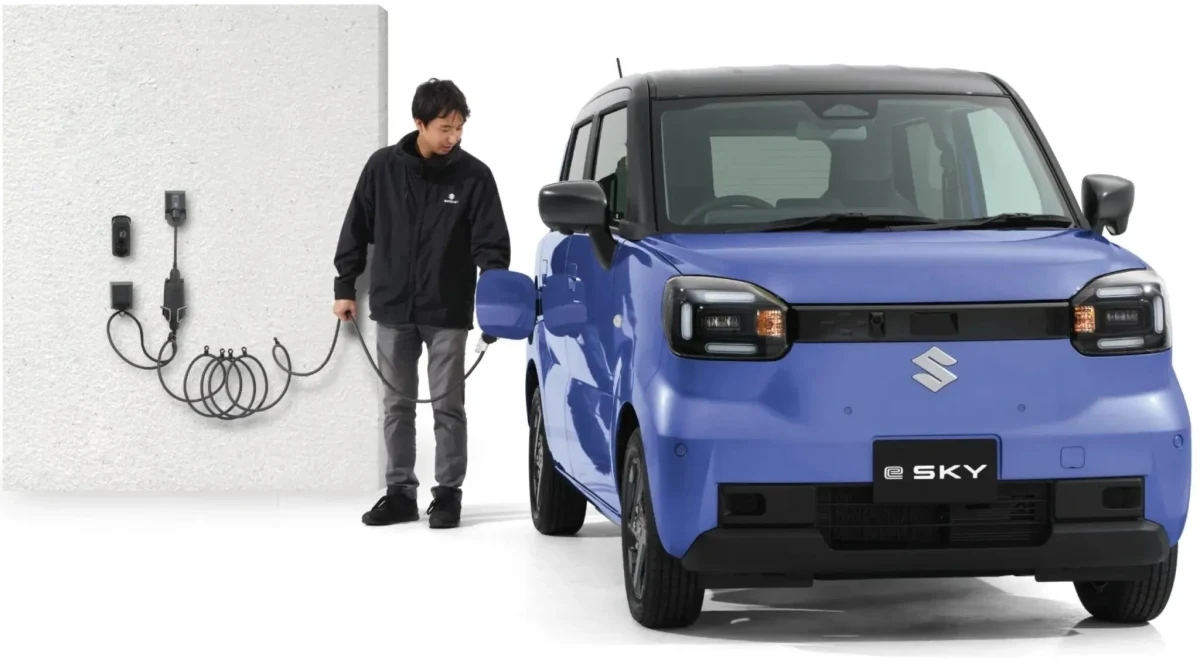 Mavi Suzuki e SKY elektrikli otomobil şarj kablosuna bağlı