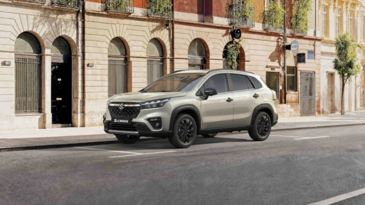 Kent merkezindeki bir sokakta park etmiş Suzuki S-Cross