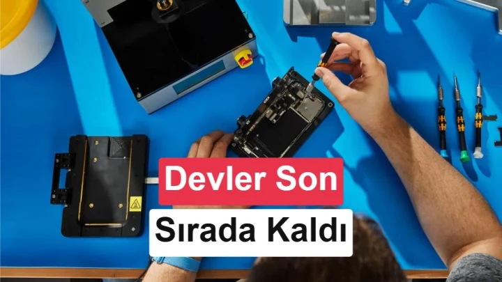 Mavi çalışma tezgâhında açılmış bir akıllı telefon üzerinde tamir yapan teknisyen