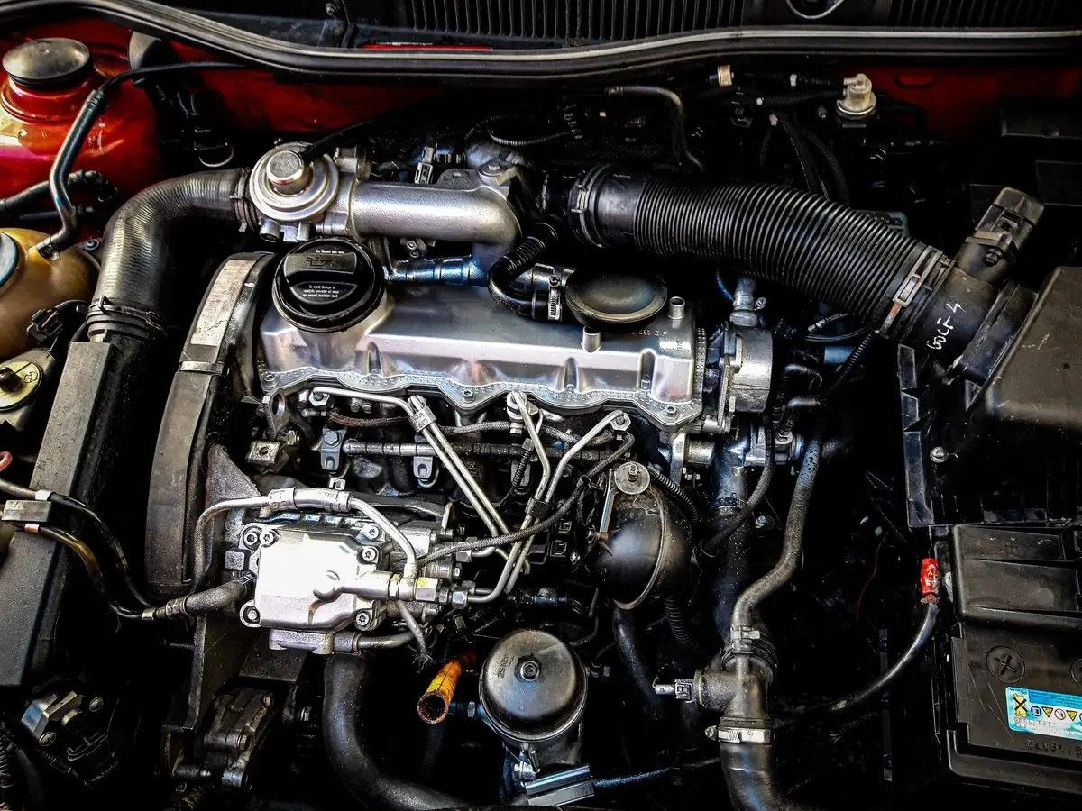 Bir otomobilin motor bölmesinin üstten görünümü
