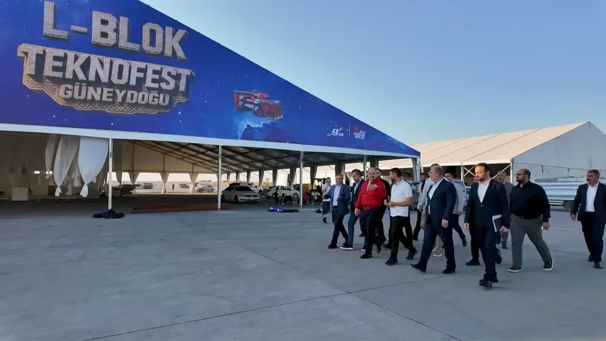 TEKNOFEST Güneydoğu alanındaki kapalı bölümün önünde yürüyen ziyaretçiler