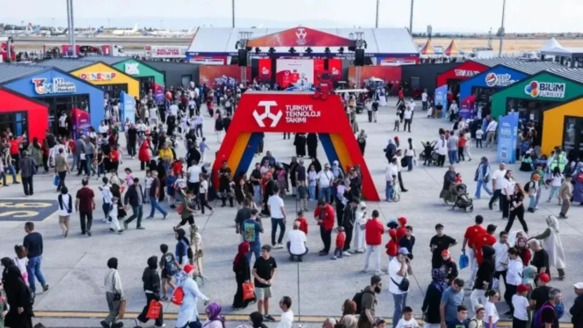 TEKNOFEST alanında stantlar arasında dolaşan ziyaretçiler