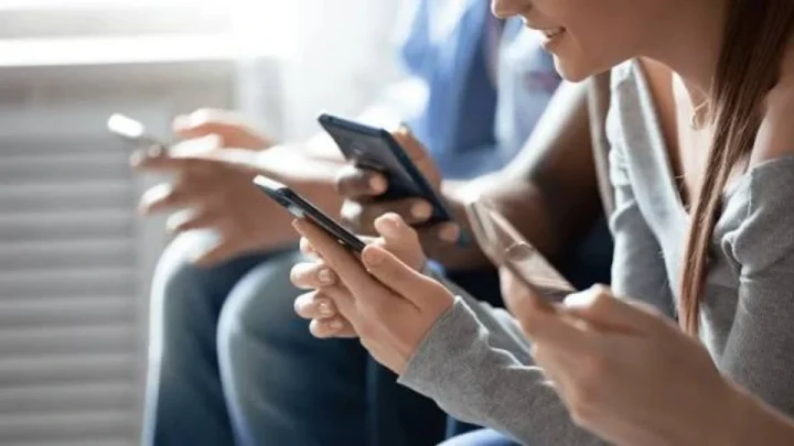 Toplu taşıma benzeri bir ortamda telefonlarını kullanan kişiler