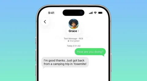 iPhone ekranında şifreli RCS konuşması örneği