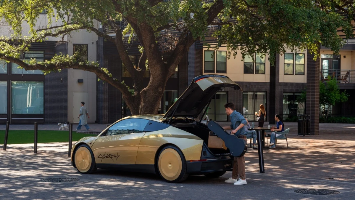 Tesla Cybercab, şehir içinde kaldırım kenarında dururken görülüyor